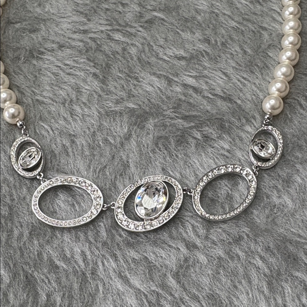 Swarovski glass pearl and crystal necklace - Picture 2 of 8